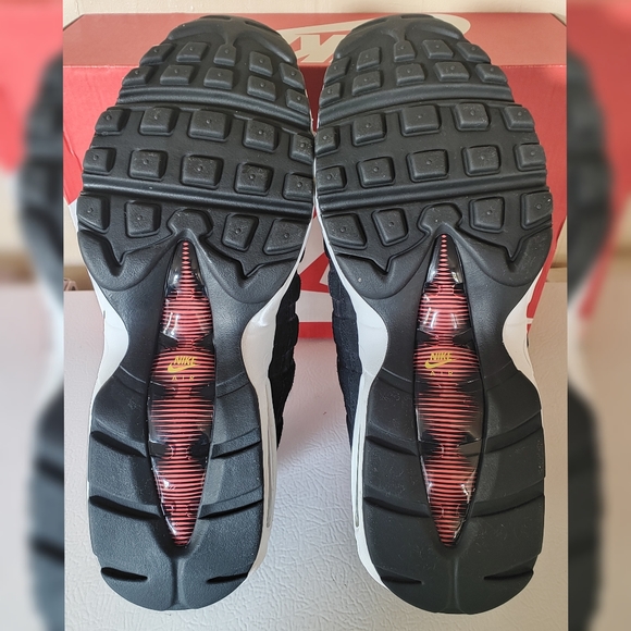 MEN'S NIKE AIR MAX 95 ESSENTIAL SNEAKERS - Picture 5 of 8